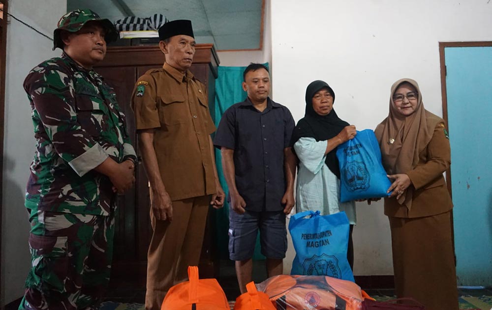 Bupati Magetan Nanik Sumantri menjenguk langsung Suratni, korban kecelakaan pembangunan KDKMP. Foto: ANTON/HB