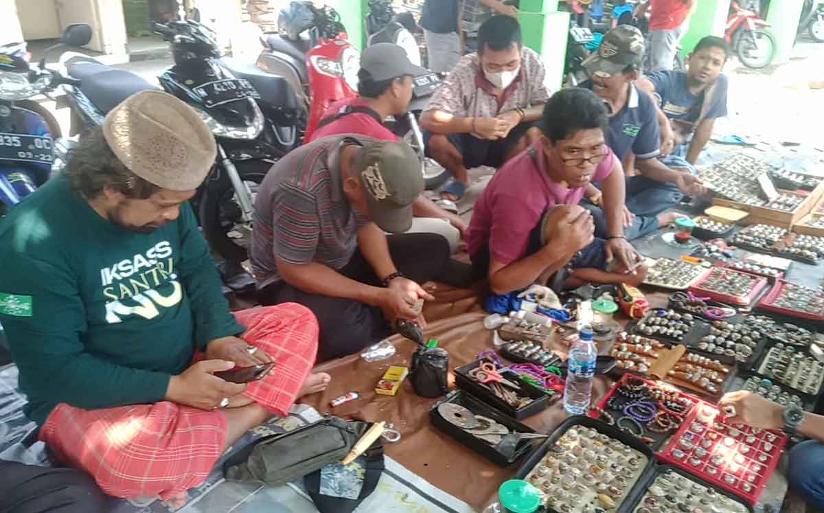 Penjual batu akik dan permata di Kota Probolinggo.