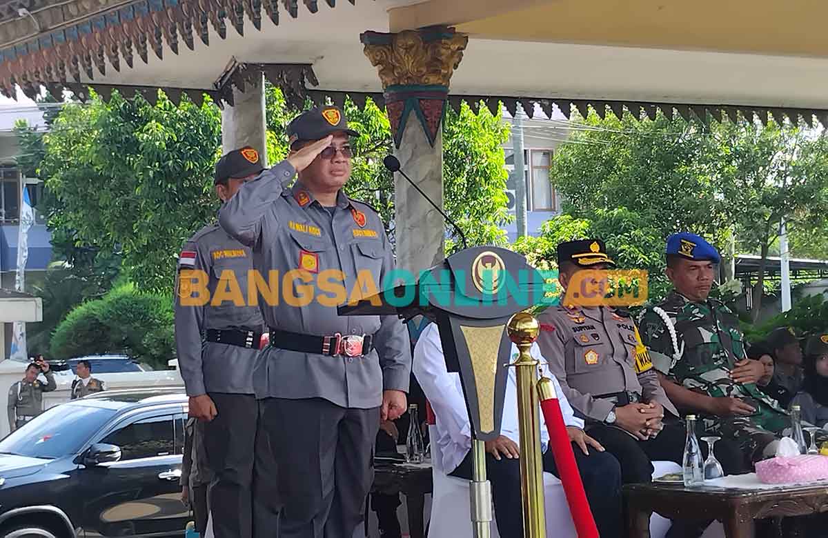 Pj Wali Kota Madiun saat menjadi inspektur upacara. Foto: HENDRO SUHARTONO/BANGSAONLINE