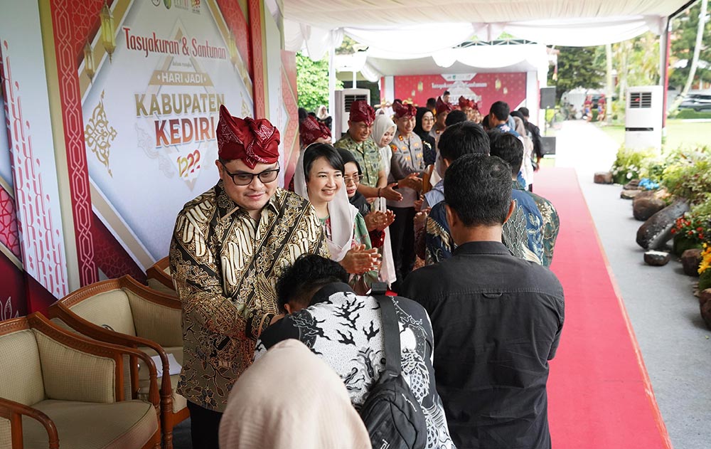 Bupati Dhito didampingi istri Eriani Annisa dan Wakil Bupati Dewi Mariya Ulfa serta Forkopimda saat menyalami tamu undangan. Foto: Ist.