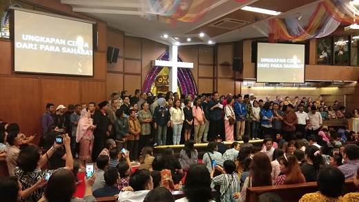 Suasana saat acara doa bersama di dalam GKI (Gereja Kristen Indonesia) di Jalan Diponegoro Surabaya, Jumat (18/5) malam. foto: YUDI A/ BANGSAONLINE