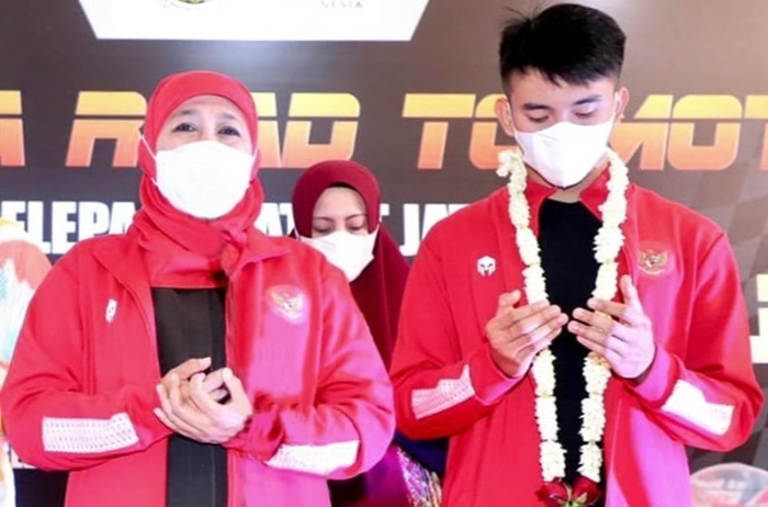 Mario Suryo Aji, pembalap asal Kabupaten Magetan saat bersama Gubernur Jatim Kofifah Indar Parawansa. foto: ANTON/ BANGSAONLINE