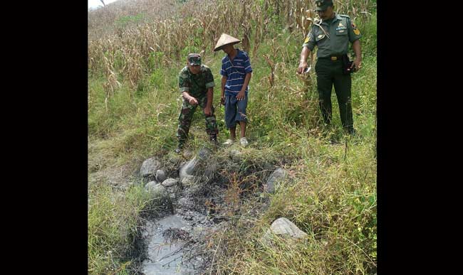 Anggopta Posramil pantau semburan lumpur di Gondang Bojonegoro.