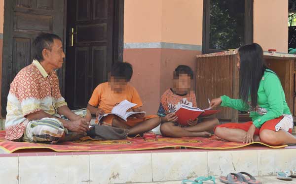 RN memilih belajar di rumahnya karena malu ke sekolah usai dihukum telanjang di kelasnya. foto: hadi prayitno/BANGSAONLINE