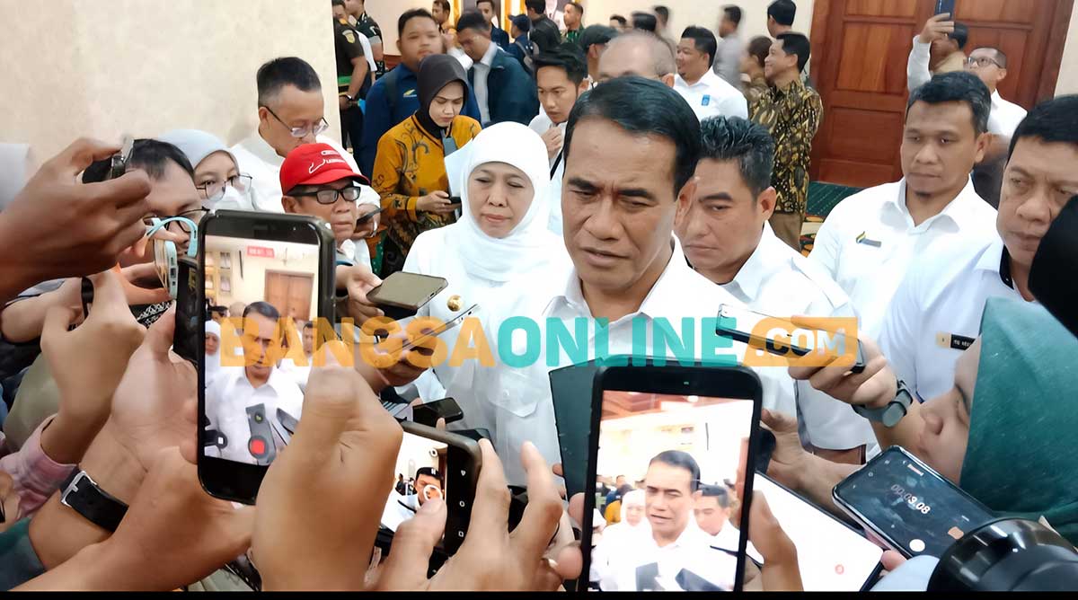 Menteri Pertanian bersama Gubernur Khofifah saat memberi keterangan ke awak media. Foto: DEVI FITRI AFRIYANTI/BANGSAONLINE
