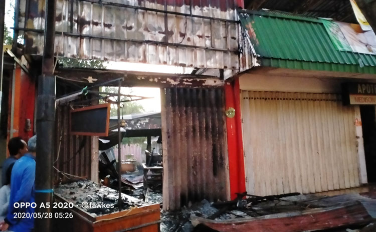 Kondisi bagian depan cafe usai dilalap si jago merah.