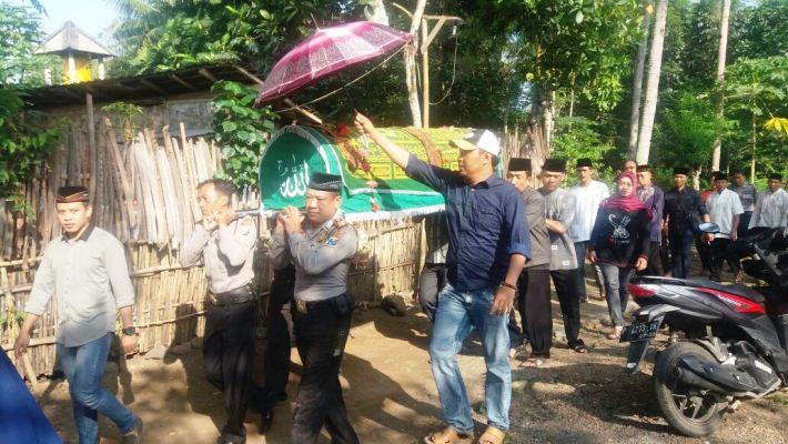 Kapolsek Singojuruh Iptu Sumono (pakai peci) saat memanggul keranda jenazah Serma (purn) Suroso.  Foto: ganda/bangsaonline.com