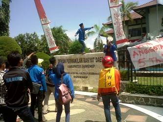 ?

Aktivis PMII Sumenep saat aksi melempar telur busuk ke gedung dewan, usai pelantikan 50 anggota dewan periode 2014-2019. foto: Ida Okvinita/BANGSAONLINE