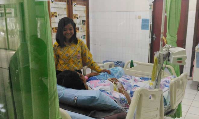 Kondisi korban yang harus diamputasi kakinya saat dijenguk teman-temanya di RSK Mojowarno. foto: RONY S/ BANGSAONLINE