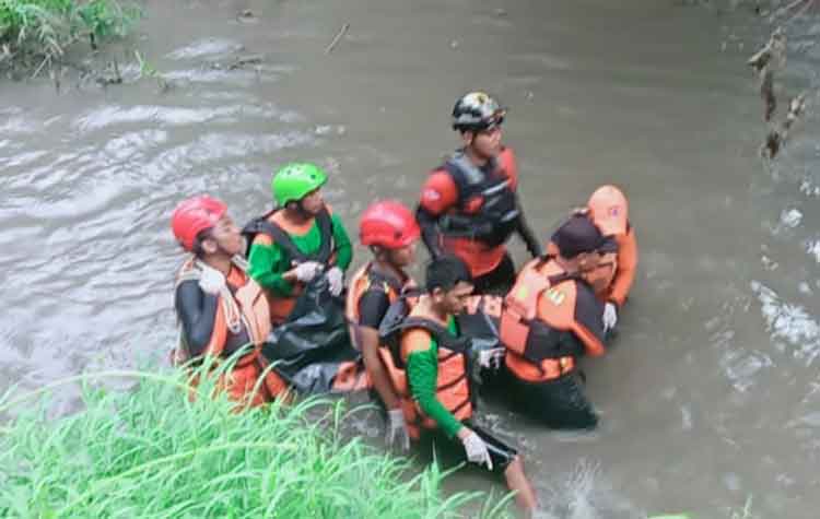 Petugas gabungan saat mengevakuasi korban tenggelam di Sungai Blembem, Kabupaten Kediri. Foto : Ist