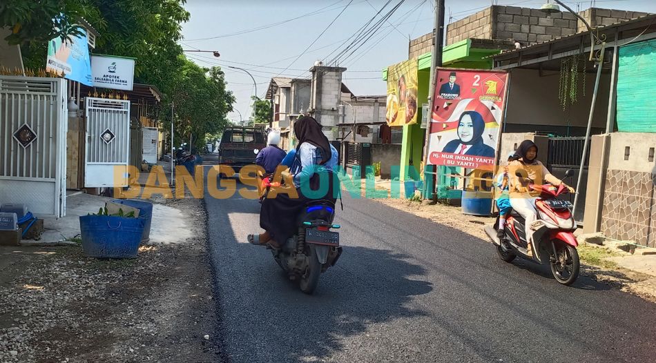 Kondisi jalan di Desa Kedanyang, Kecamatan Kebomas setelah diaspal nyaman digunakan untuk lalu lintas. (Foto: SYUHUD/BANGSAONLINE)