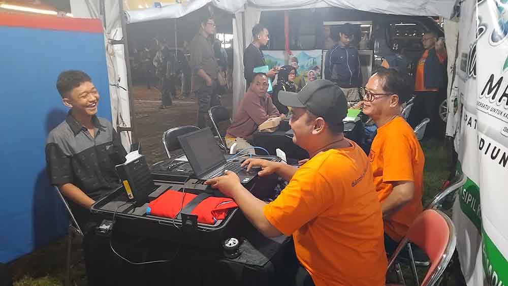 Warga memanfaatkan pelayanan Dispenduk Capil di acara Sepesma. Foto: Hendro Suhartono.