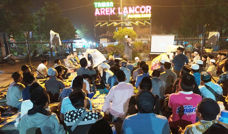 Ngaji sambil ngopi bersama Lora Abbas Muhammad Katandur dari Ponpes Al Hamidy Banyuanyar di taman Arek Lancor Pamekasan.