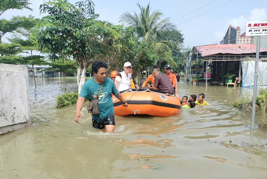 Petugas BPBD mengevakuasi korban banjir luapan Bengawan Solo di Desa Bungah, Kecamatan Bungah. Foto: Ist.