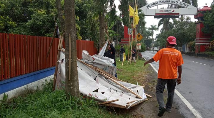 Petugas membersihkan APK yang masih terpasang di sejumlah ruas jalan.