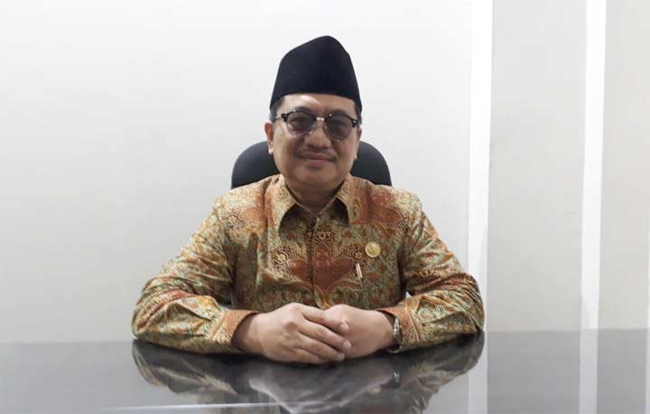 Kepala Bidang Penyelenggara Haji dan Umrah Kanwil Kemenag Provinsi Jawa Timur Jamal saat di ruang kerjanya.