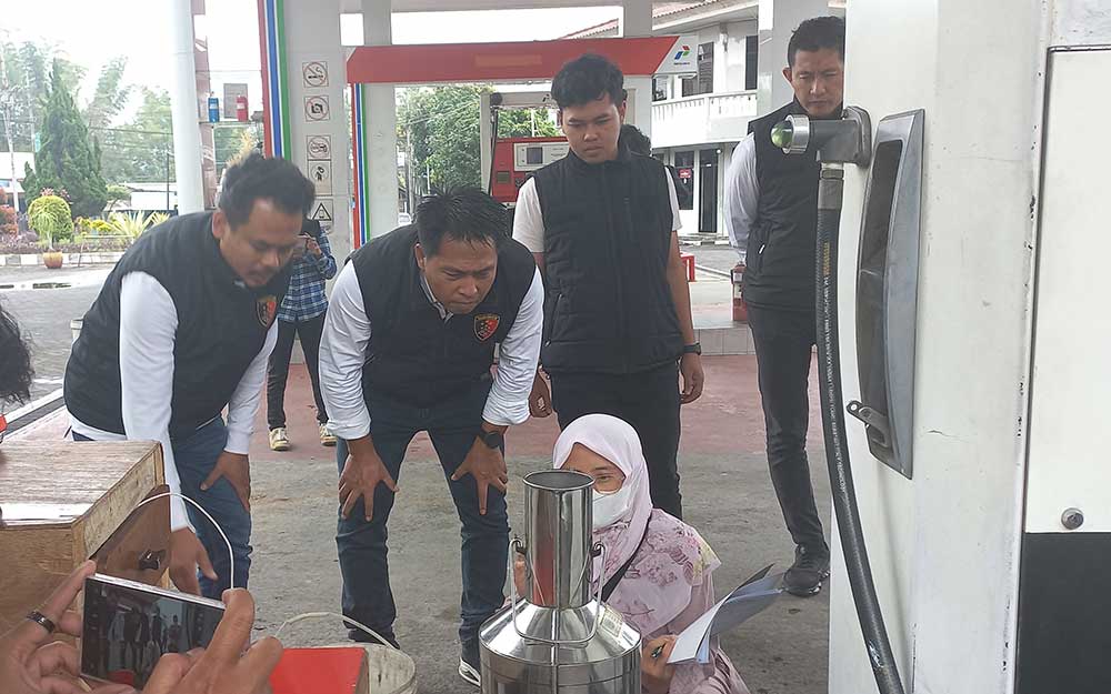 Tim Satreskrim Polres Batu bersama Disperindag saat sidak ke beberapa SPBU.