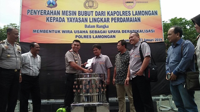 Bantu Mantan Napiter, Polres Lamongan Beri Alat Pencabut Bulu Ayam