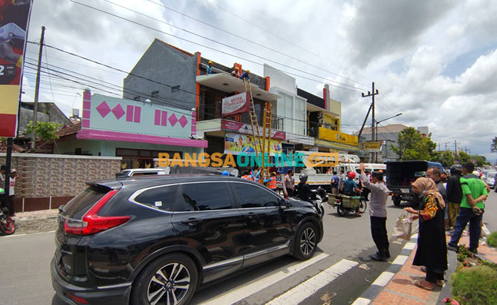 Proses evakuasi seorang pria yang tersengat listrik di Kota Blitar. Foto: AKINA NUR ALANA/BANGSAONLINE
