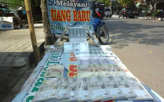 Salah satu jasa penukaran uang yang dijumpai di jalan Sudirman Kecamatan Pare Kabupaten Kediri. (foto: dendi martoni/BANGSAONLINE)