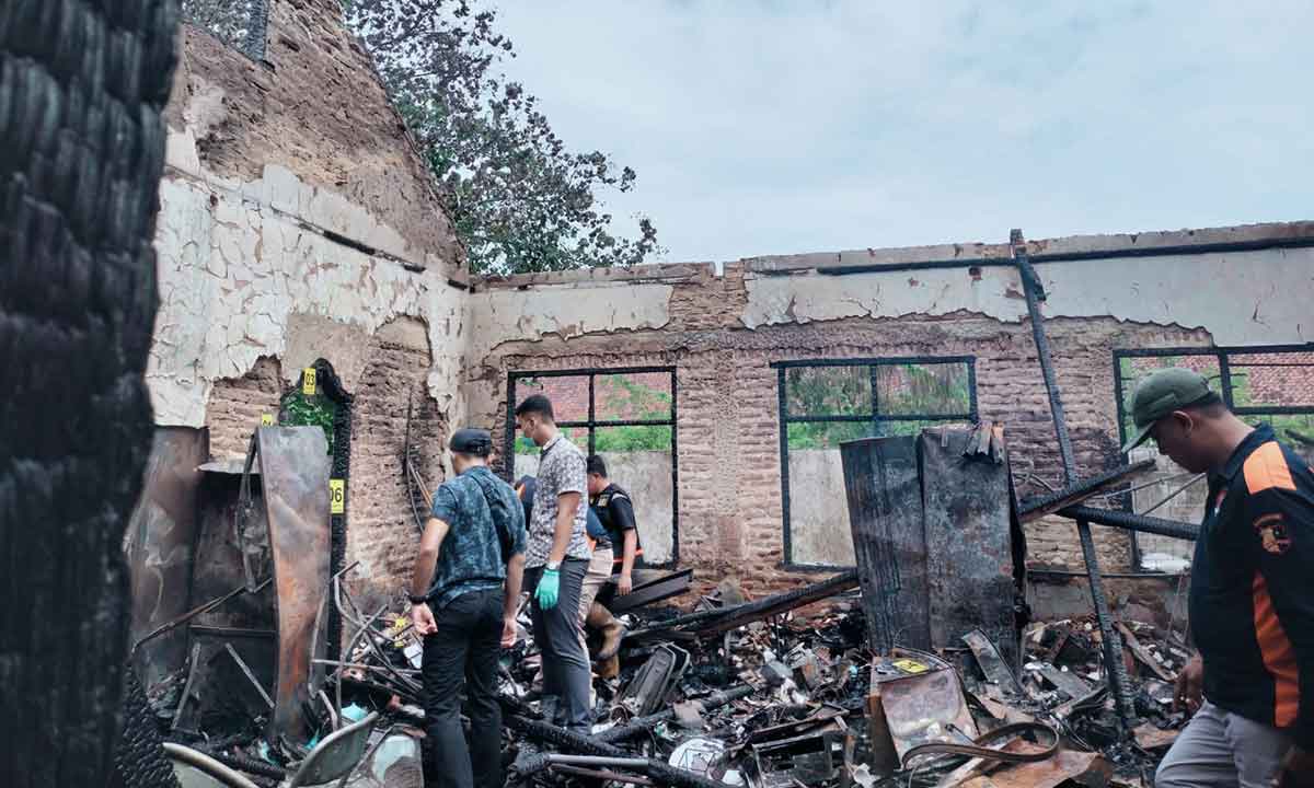 Petugas saat olah TKP kebakaran di SMPN 4 Bangkalan.