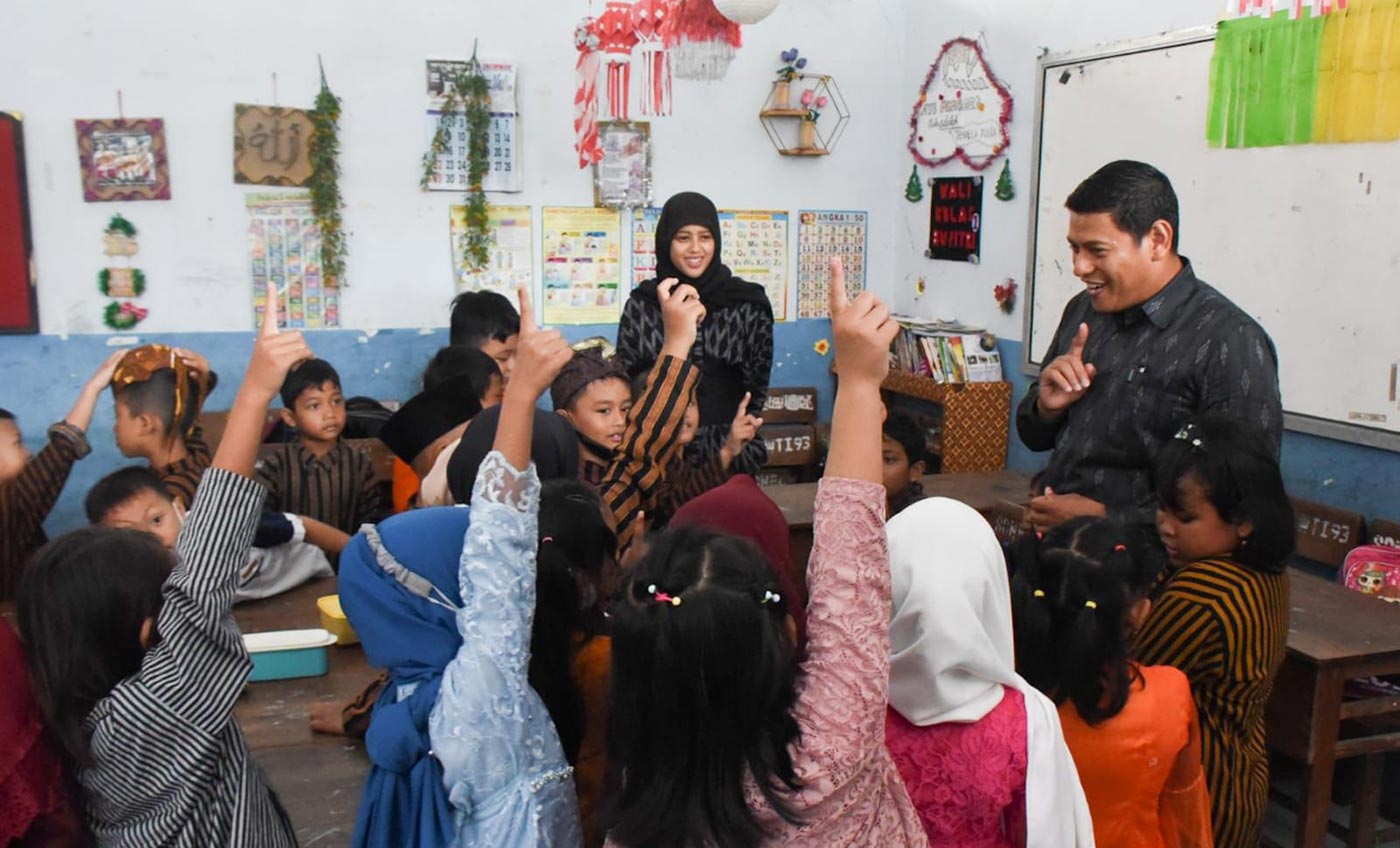 Wali Kota Kediri Abdullah Abu Bakar didampingi Ketua TP PKK Ferry Silviana Abu Bakar saat memberi pertanyaan kepada siswa SDN Balowerti 1. Foto: Ist.