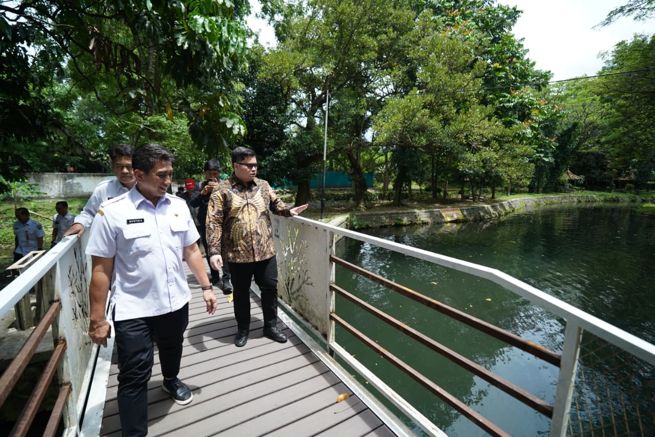  Bupati Kediri Hanindhito Himawan Pramana saat mengecek kondisi wisata Ubalan didampingi Plt. Kepala Dinas Pariwisata dan Kebudayaan Kabupaten Kediri, Mustika (kiri). (Ist) 
