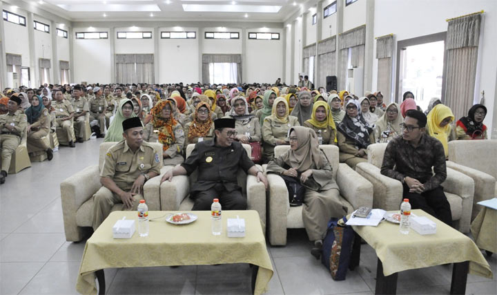 Para guru saat mengikuti bimtek.