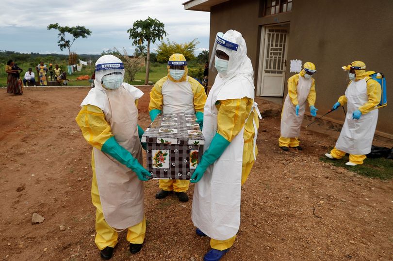 Jenazah yang tewas karena ebola, hendak dimakamkan. foto: mirror.co.uk 