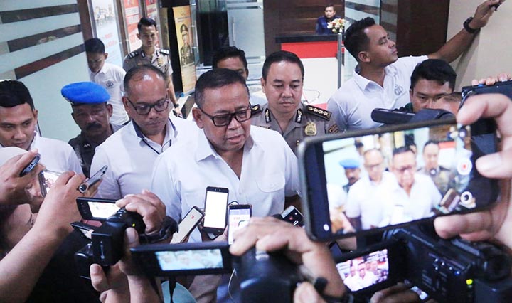 Kapolda Jatim Irjen Pol Drs. Luki Hermawan didampingi Kabid Humas Kombes Pol Trunoyudo Wisnu Andiko dan Dirkrimsus Kombes Pol Gidion Arif Setyawan.