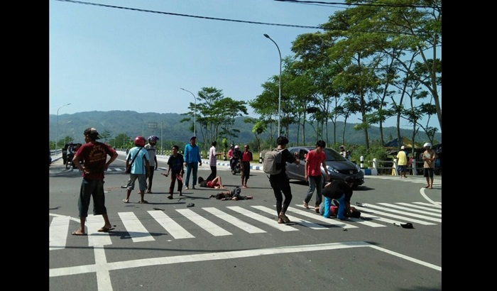 Kondisi tiga pengendara motor saat masih tergeletak di aspal jalan. FOTO : IST