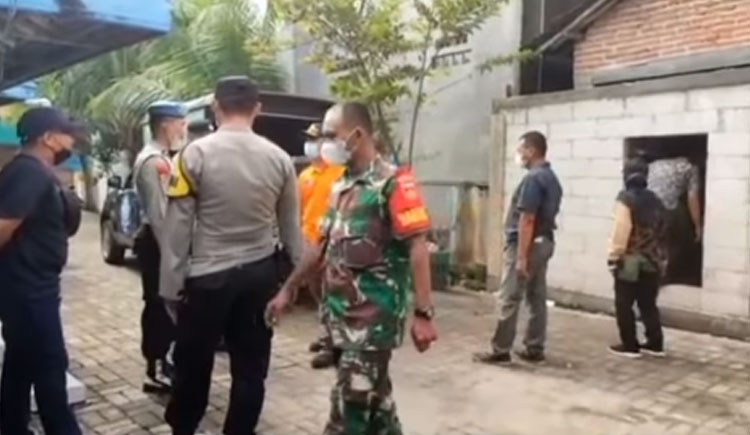 Pemerintah bersama TNI dan Polri membantu janda di Kudus untuk mengeluarkan barang dan prabotannya.