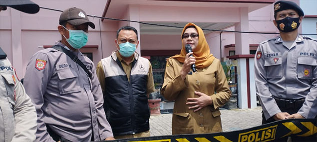 Harsya Budi, Kasi Perdagangan Dalam dan Luar Negeri Disperindag Pamekasan saat menemui para pendemo.