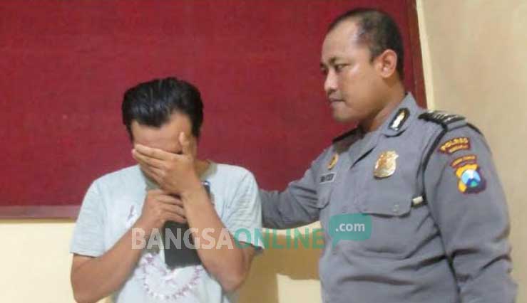 Doni Wijaya Kusuma yang menggelapkan uang perusahaan ketika di Mapolsek Buduran, kemarin. foto: catur andi arlambang/ BANGSAONLINE