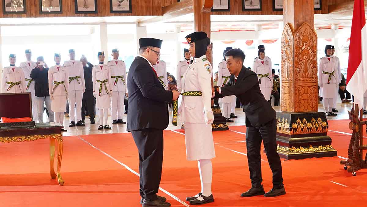 Bupati Kediri saat pengukuhan Paskibraka. Foto: Ist