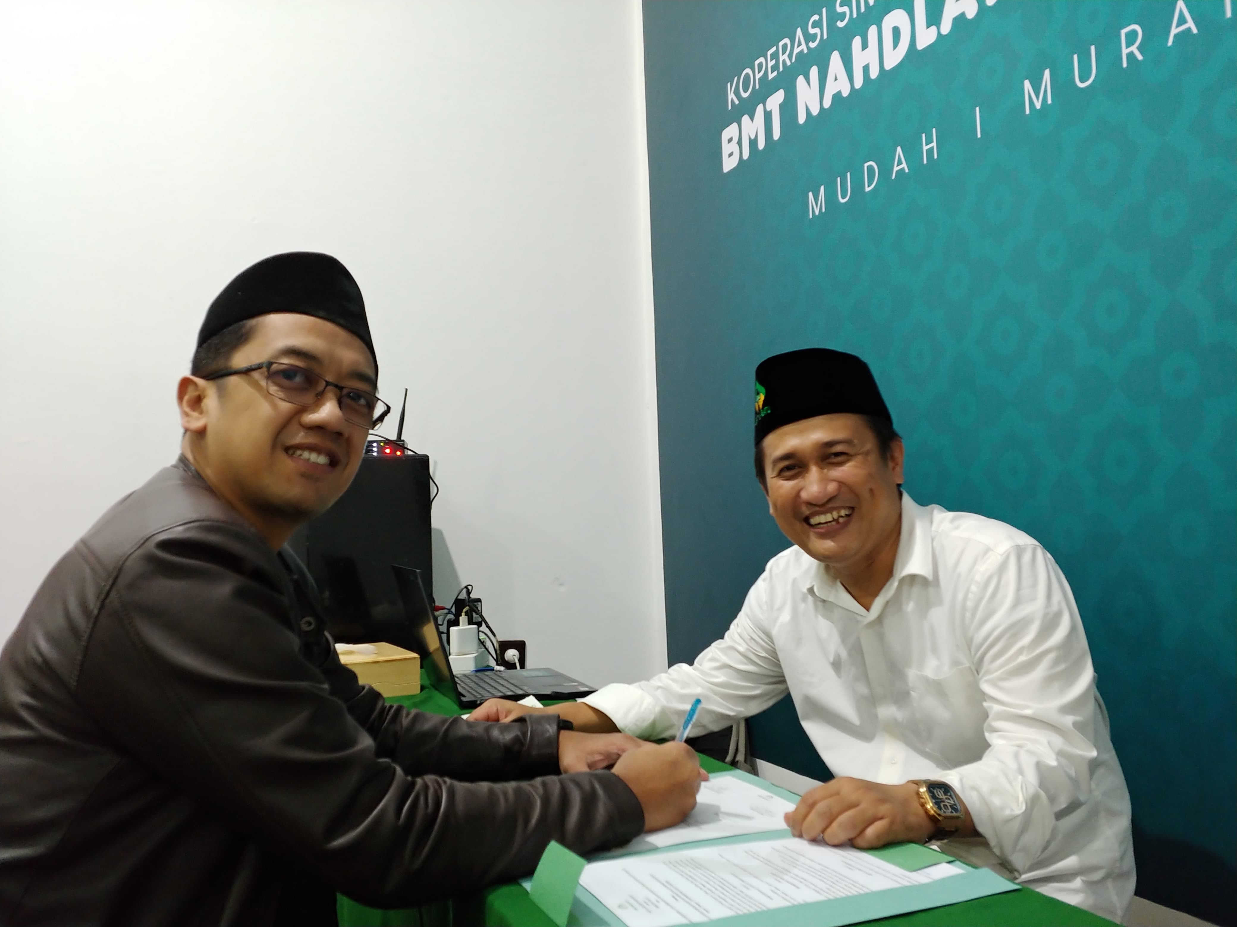 Direktur BMT NU Kota Batu Ar.Akhmad Fatah Yasin bersama Ketua GP Ansor Kota Batu, M. Rizal Fakhruddin usai menandatangani nota kesepahaman (dok. Ist)