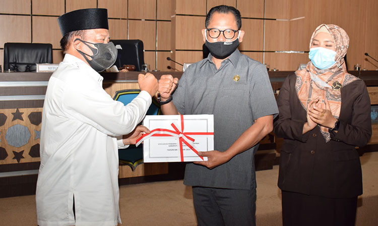 Bupati Lamongan, Fadeli saat menyerahkan nota keuangan kepada Ketua DPRD Lamongan, Abdul Ghofur. (foto: ist)