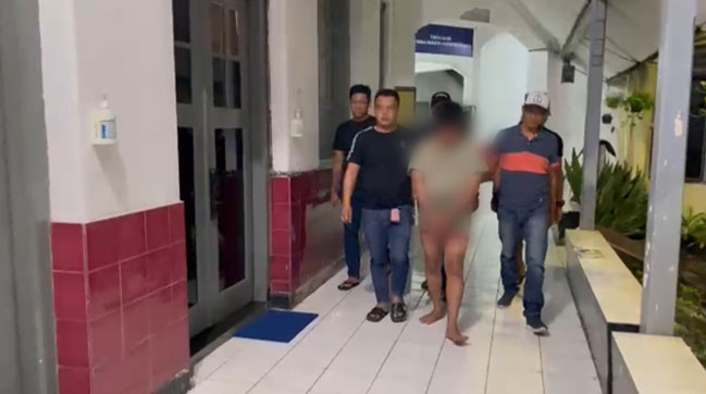 Pelaku yang sudah ditangkap di Polsek Bubutan