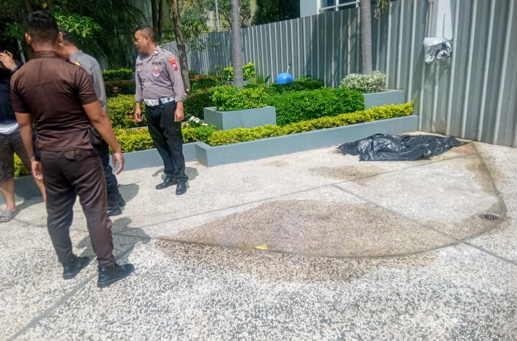 Petugas saat mengidentifikasi TKP korban ditemukan tewas