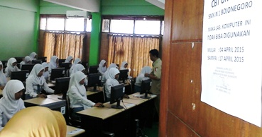 SERIUS. Siswa-siswi SMKN 4 Bojonegoro tampak serius mengerjakan soal Unas dengan sistem CBT. Unas ditunda pukul 17.00 WIB setelah tadi server komputernya tidak konek. Foto: Eky Nurhadi/BANGSAONLINE