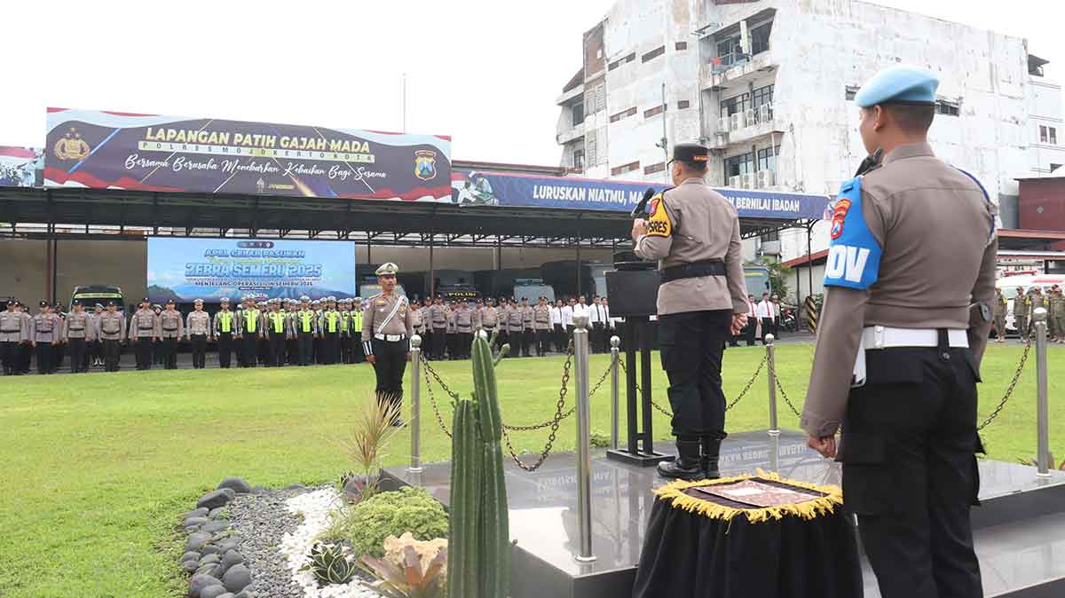 Apel gelar pasukan Operasi Zebra Semeru 2025 di Sidoarjo.
