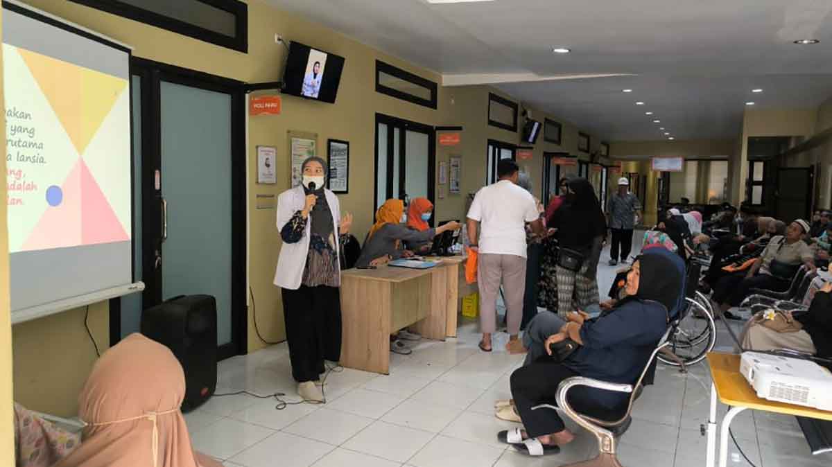 Sosialisasi yang dilakukan petugas dari BPJS Kesehatan kepada pasien di rumah sakit.