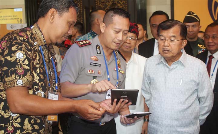 Kapolres Jember AKBP Kusworo Wibowo menunjukkan cara kerja aplikasi Simpel kepada Wapres RI Jusuf Kalla.