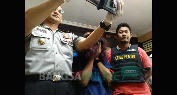  Tersangka pencuri tas didampingi Kapolsek Wonokromo. foto: ekoyono/ BANGSAONLINE