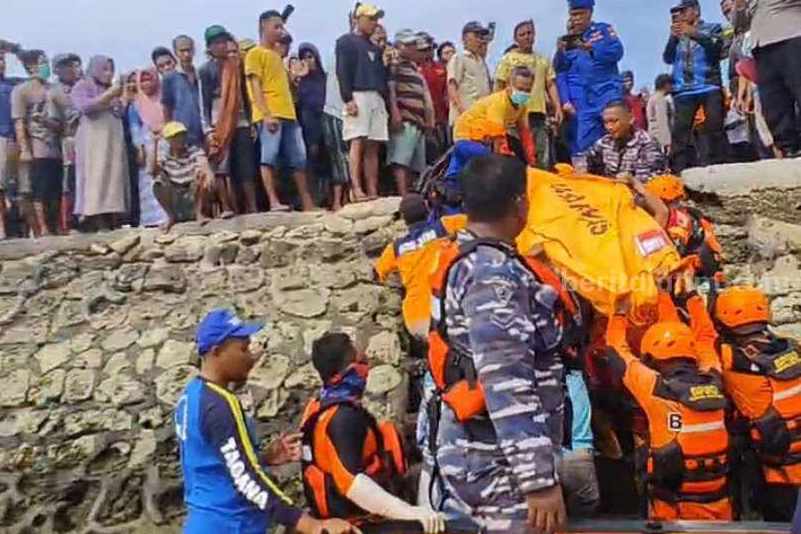 Proses pengangkatan jasad Darwin ke daratan usai dievakuasi oleh Tim SAR gabungan. (dok. Ist)