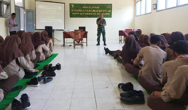 Pasipers Satgas TMMD ke-106 Kapten Inf Budi saat menyosialisasikan rekrutmen TNI.