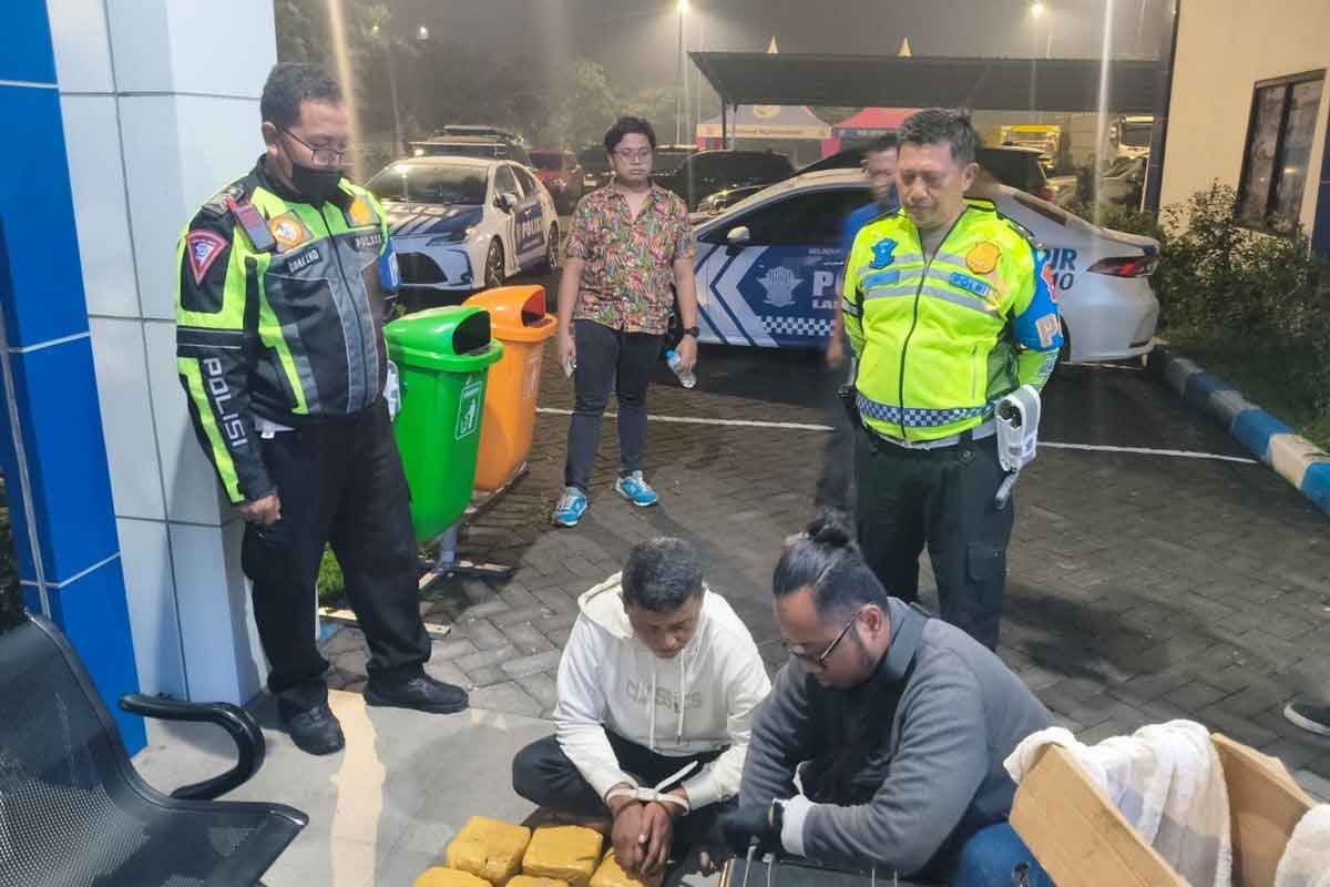 Polda Jawa Timur (Jatim) dan Badan Narkotika Nasional Provinsi (BNNP) Jatim menggagalkan pengiriman sabu seberat 7 kg dari Malaysia, Sabtu (10/5/2025). Foto: Dok. Humas Polda Jatim.