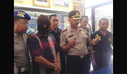 Haris saat diamankan Polsek Porong lantaran berusaha menggelapkan emas batangan bernilai Rp 1,5 miliar. foto: gogon/ BANGSAONLINE