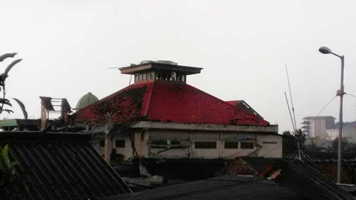 Kubah masjid yang berada di Desa Tambak Sawah juga ikut terkena imbas angin puting beliung hingga terlepas.