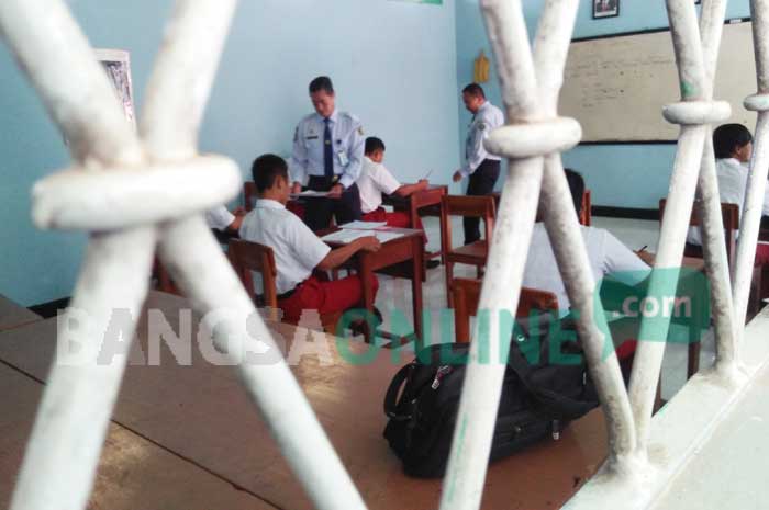 Enam anak didik pemasyarakatan LPKA kelas I Blitar saat mengikuti USBN. foto: AKINA/ BANGSAONLINE